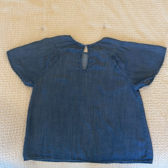 NWOT Evereve Alice Chambray Flutter Top - Picture 5 of 6